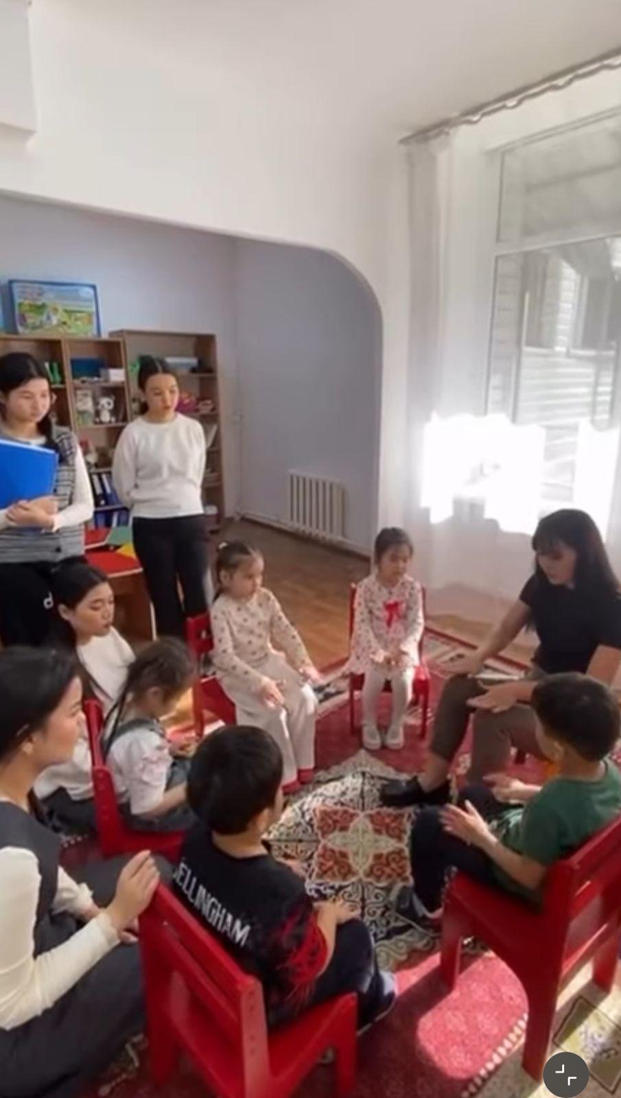 "ҚазҰпу-мектепке  дейінгі  оқыту  және  тәрбиелеу  мамандығының  4-курс  студенттері  КМҚК 156  бөбекжай -балабақшасында  өндірістік  тәжірибеден  өтуде. Тәжірибе  тақырыбы: "Ерте  жастағы  топ  балаларының  іс-әрекетін  ұйымдастыру "