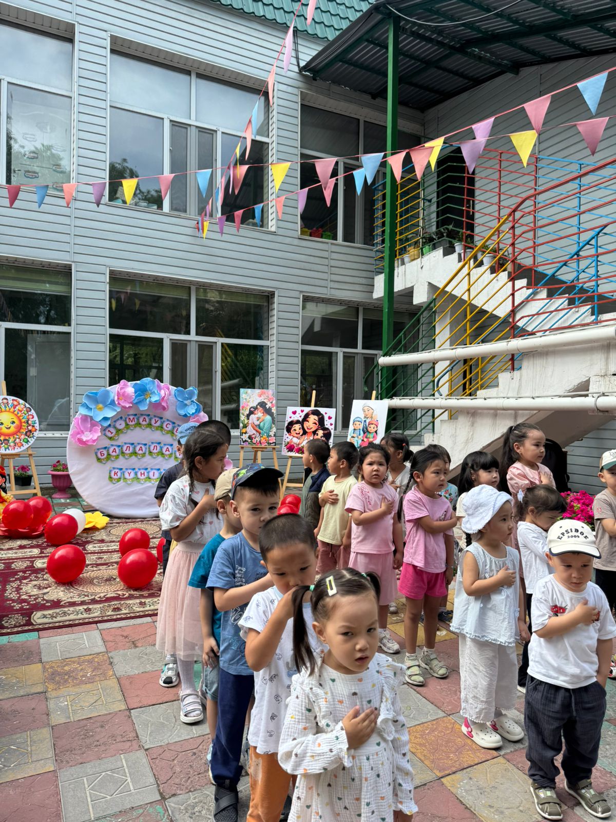 Балаларды қабылдау кезіндегі Әнұран айтылуы